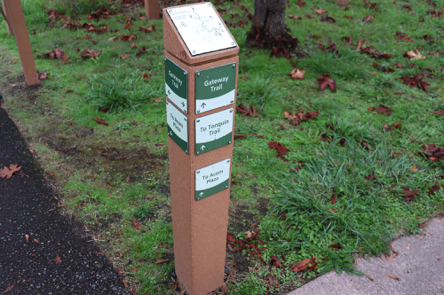 Post showing directions &ndash; capped with map showing trails, overlooks and plazas